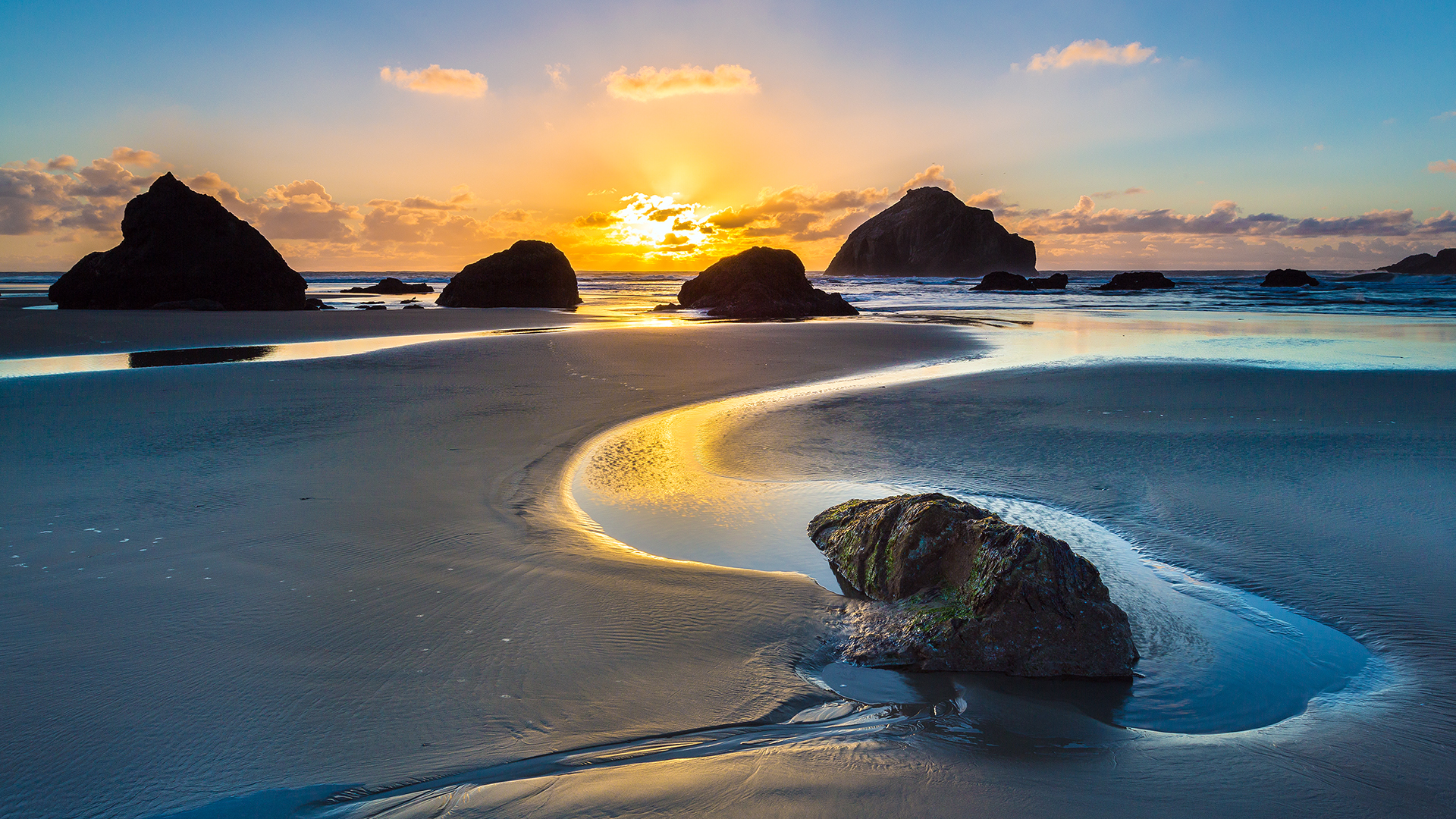 Đá Bandon Face Rock là một danh lam thắng cảnh nổi tiếng tại bang Oregon của Mỹ với hình dạng đáng sợ giống như một khuôn mặt người. Chung quanh là những đá granit đen thẫm, tạo thành bãi biển đẹp như trong truyện cổ tích. Hãy để mình được mê mải ngắm nhìn cảnh sắc đầy kỳ bí, hãy nhấn vào hình ảnh ở đây để thưởng thức.